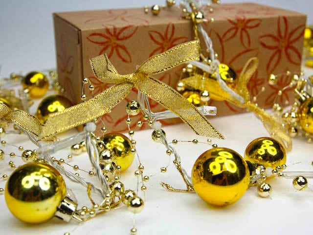 Battery Operated Decorative Warm White LED String Light with Gold Christmas Balls - Pack of 5
